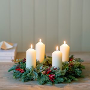 HOT-CHILLI-AND-FRESH-BLUE-FIR-FESTIVE-CANDLE-CENTREPIECE